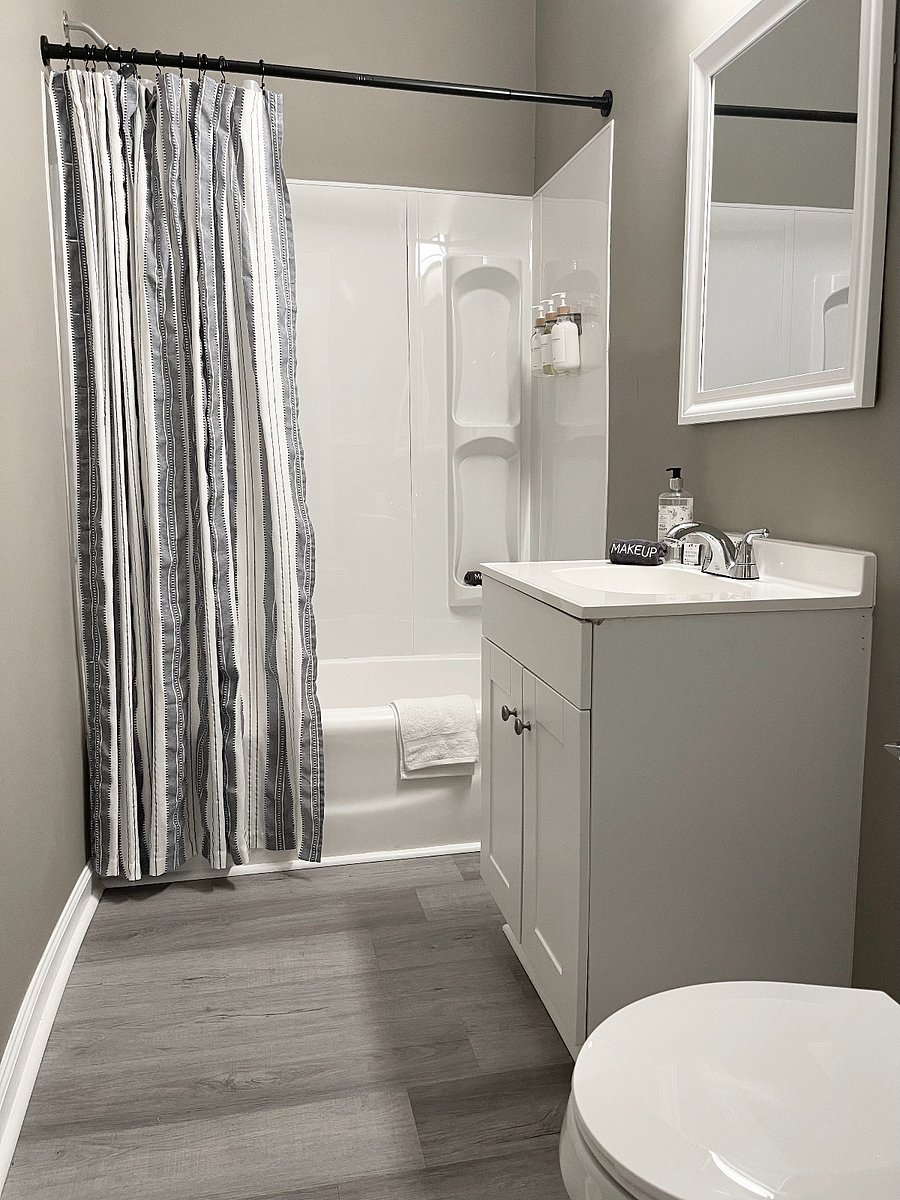Club Calloway - Full Bathroom