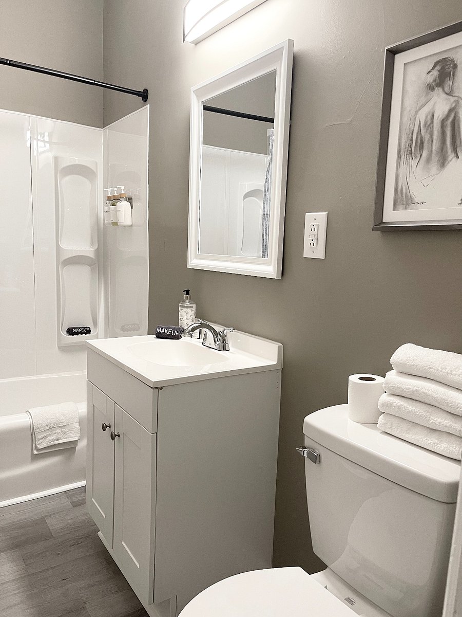 Club Calloway - Fully Stocked Bathroom