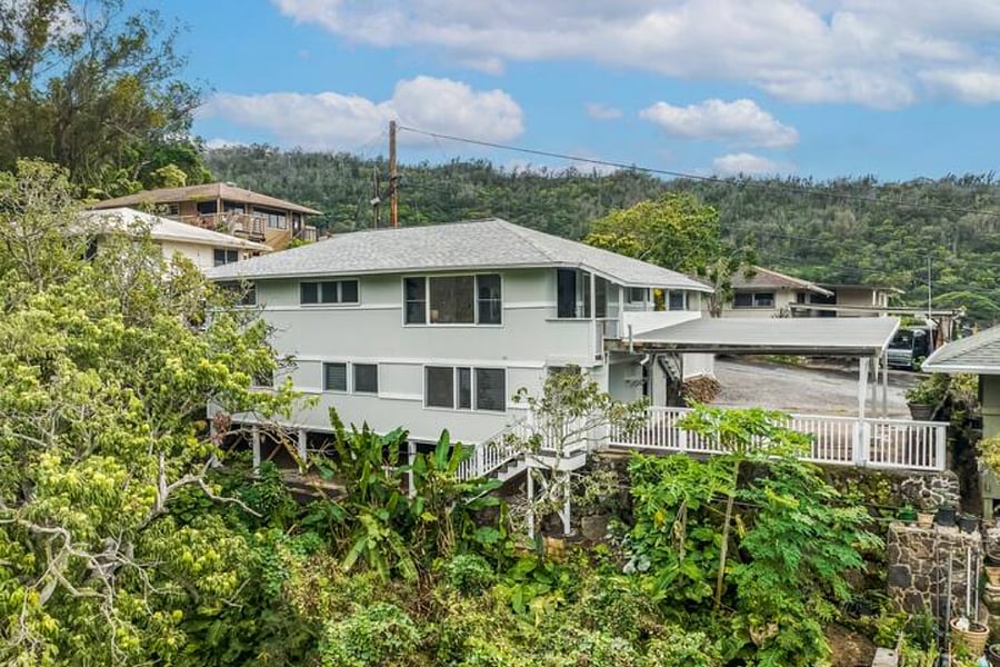 Both the lower unit and upper unit have separate entrances and nice view of the valley and the ocean. 