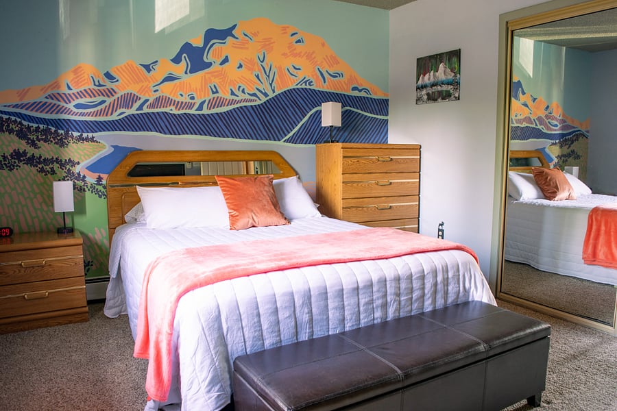 The Denali Room features a large closet with mirrored doors.