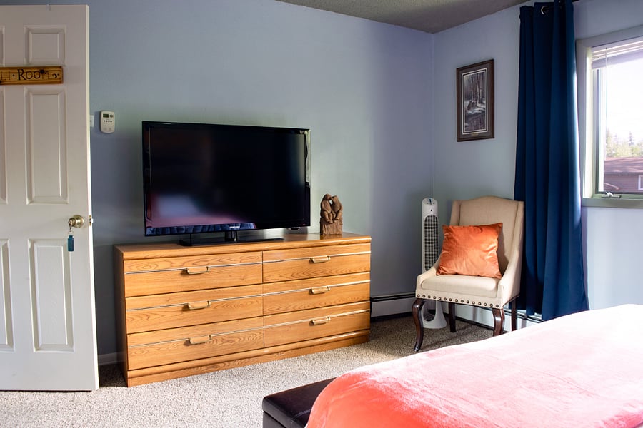 Abundant storage is available in the Denali Room! The Denali Room has a TV with a Roku streaming device. Bring your logins and passwords!