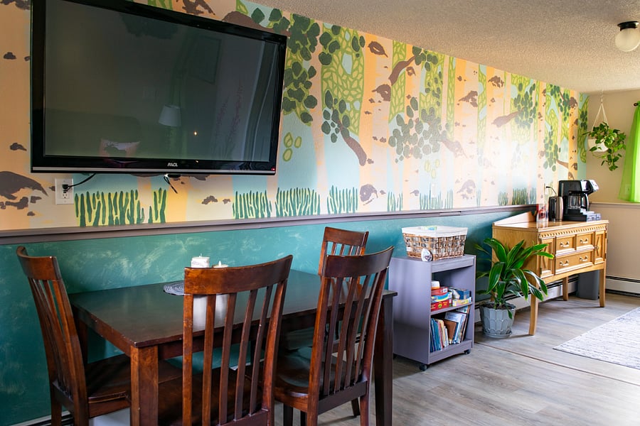 You can choose a game or puzzle from the selection on the shelf and play on the dining table while enjoying a cup of coffee from our coffee bar.