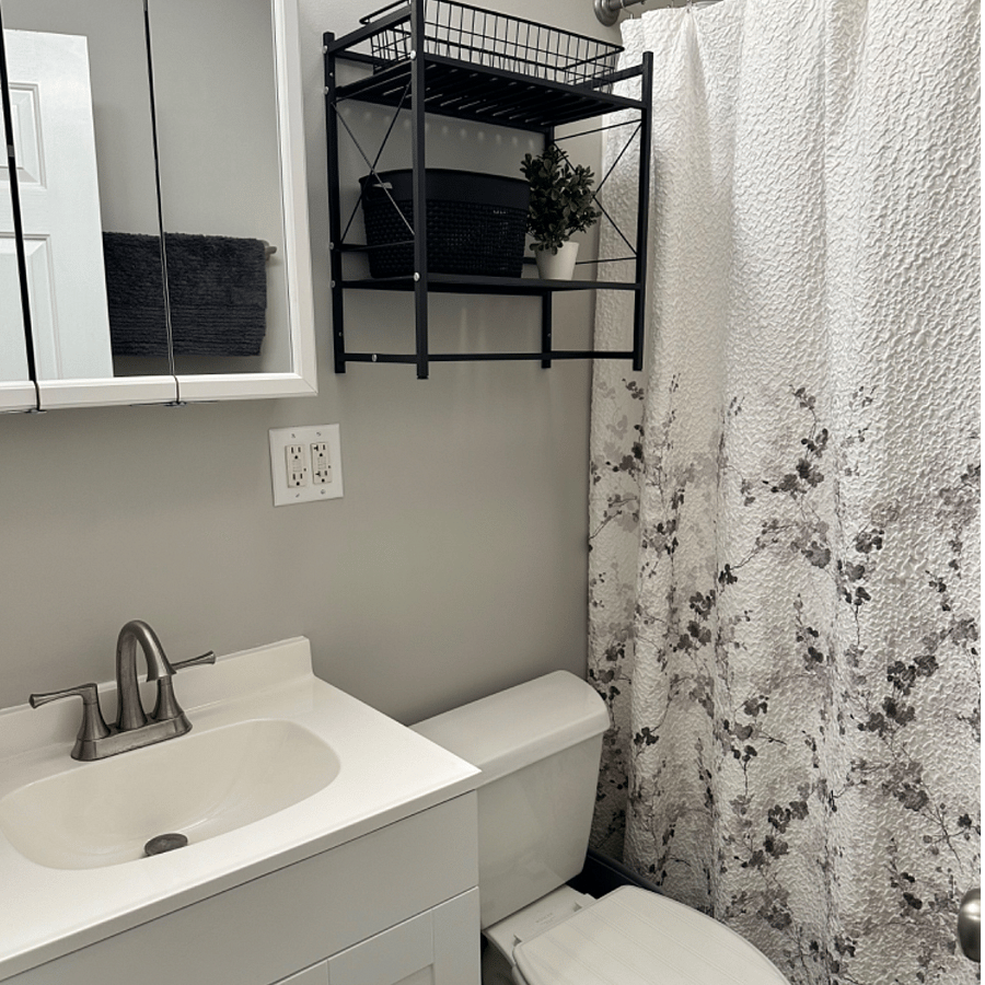Full Bathroom with Tub/Shower