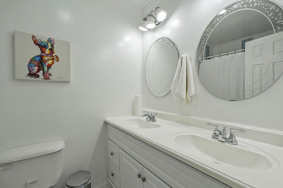 Full bath room next to 2nd bedroom