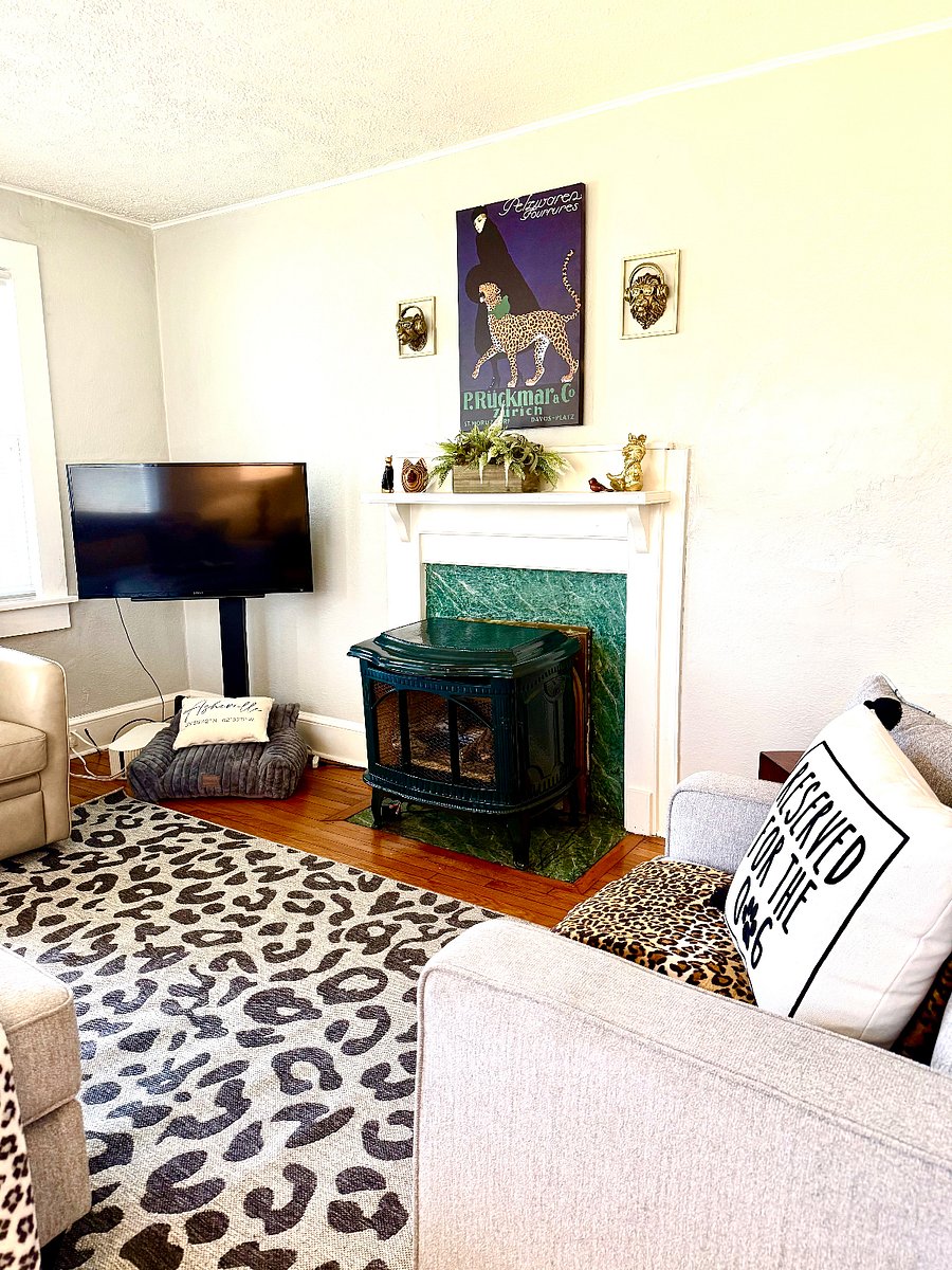Internet/TV and gas log fireplace for a cozy living area