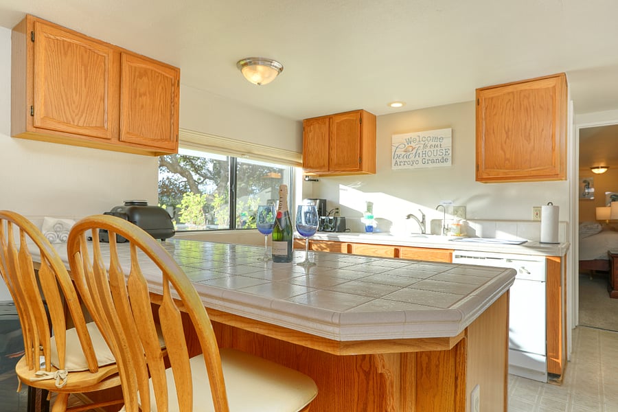 Kitchen bar & seating 