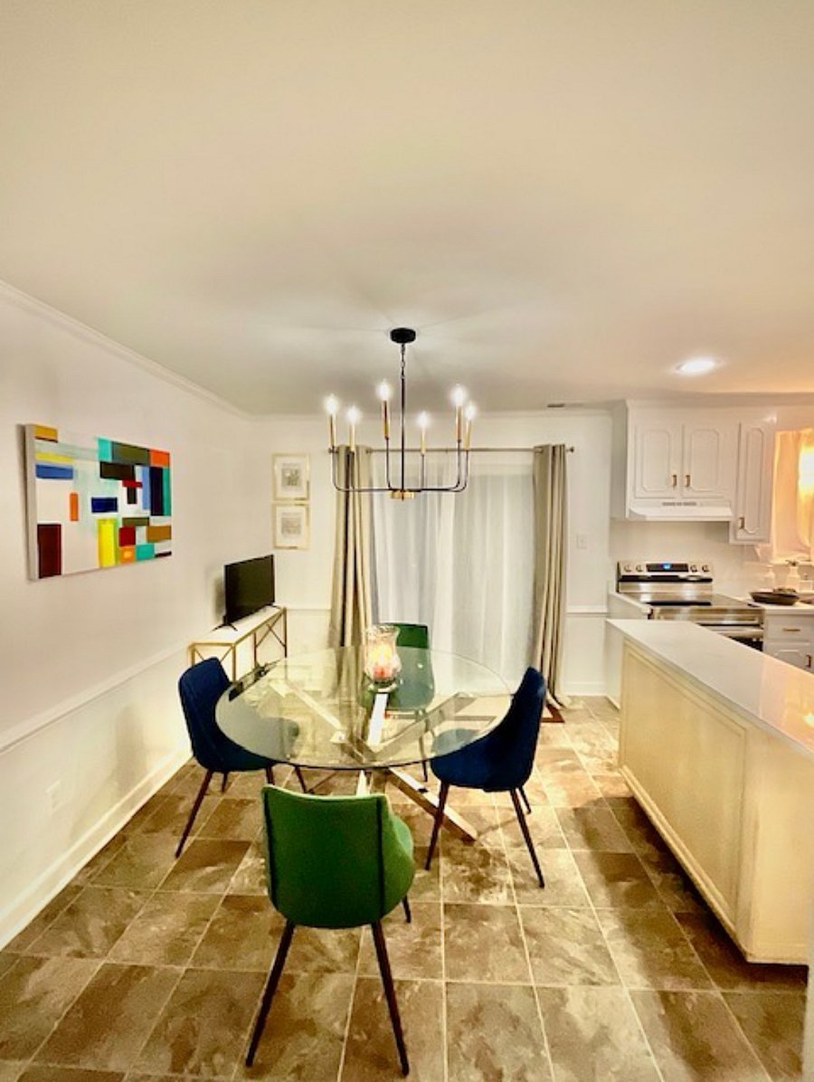 Spacious dining area w/seating for 6 (additional chairs in the closet)