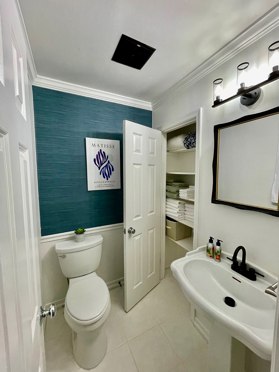 Master en-suite half bath with window