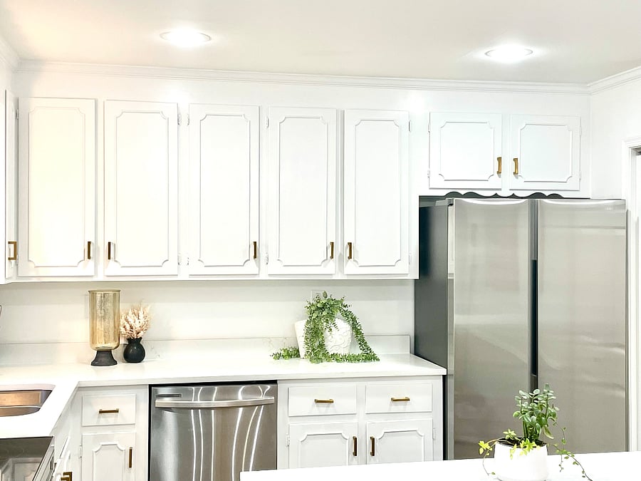 Full sized refrigerator with internal ice maker