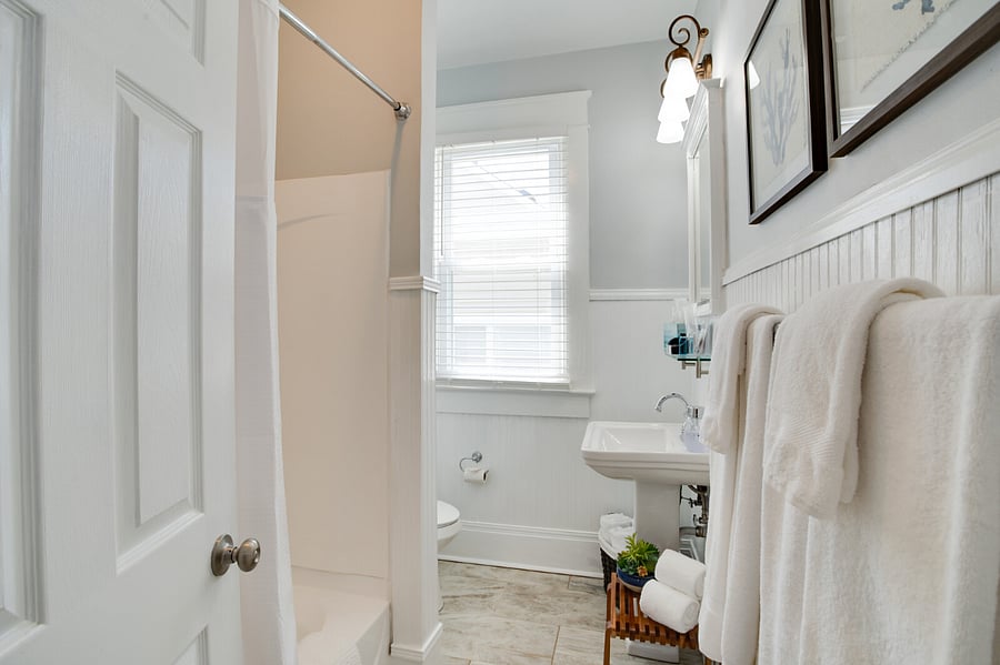 Main Floor (Full Bathroom)
