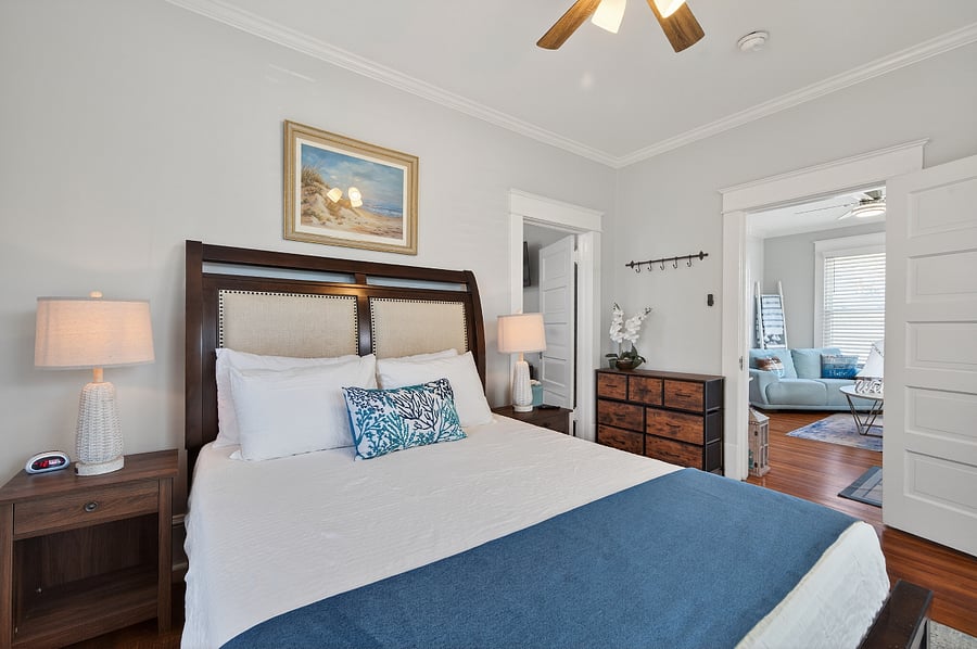 Main Floor - Bedroom 3 (Queen Bed)