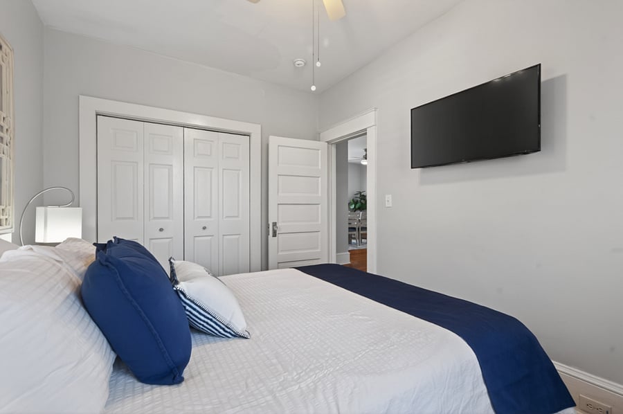 Main Floor - Bedroom 1 (Queen Bed)