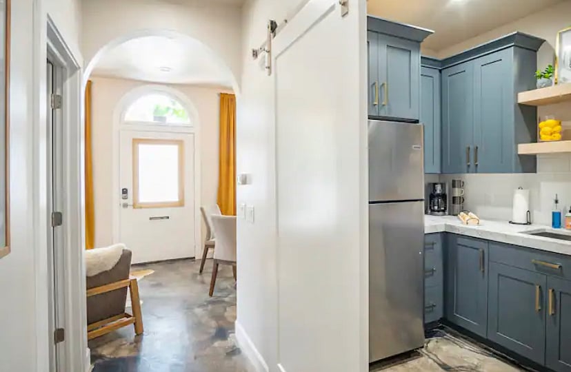CUTE KITCHENETTE, NO TRADITIONAL OVEN - A COUNTERTOP OVEN IS PROVIDED.