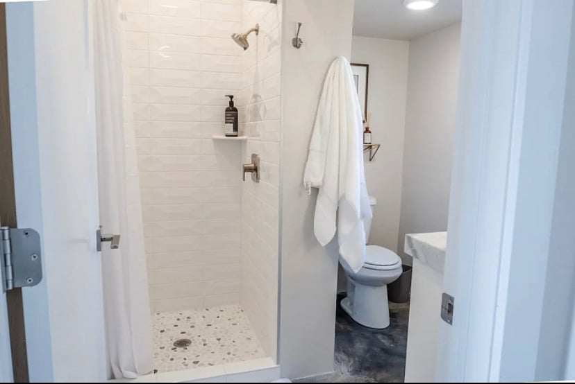 RED HANGER LAUNDRY DROP OFF IS 5 DOORS DOWN THE STREET FOR DROP OFF, NO WASHER/DRYER IN UNIT. DESIGNED FOR THE CITY