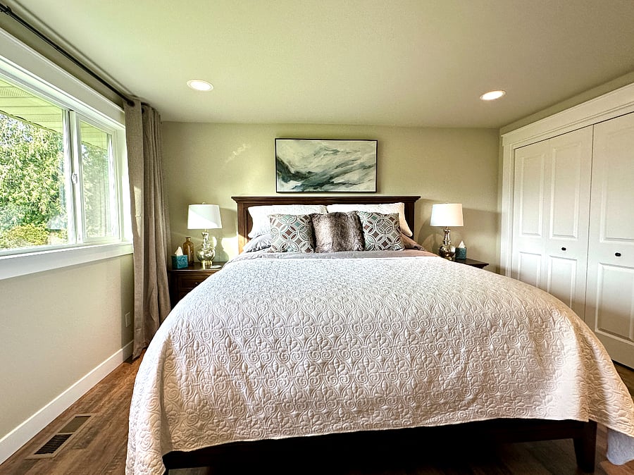 The master bedroom features a brand new king sized bed, with pillow top mattress and storage drawers, large closet, 6 drawer dresser and new flat screen smart TV. The large window offers a west view of the pastures and has black out curtains to block out light for a restful sleep!