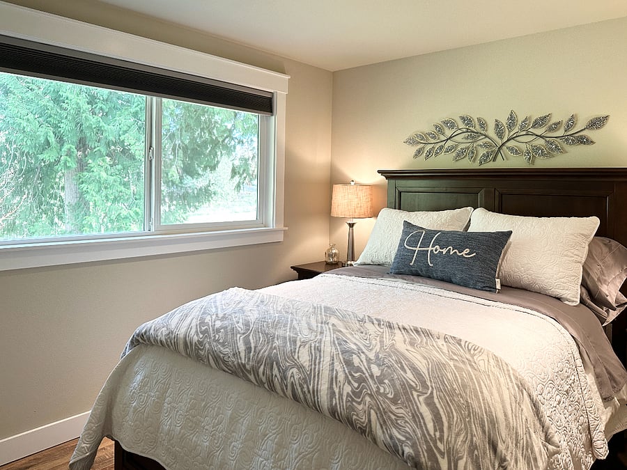 The full bedroom upstairs offers a cozy, intimate space with all of the amenities including a brand new 6 drawer storage bed, pillow-top mattress, hotel quality sheets and comforter and 4 luxurious down pillows. There is a closet for your personal items along with hangers for your clothing. A flat screen smart TV is included.