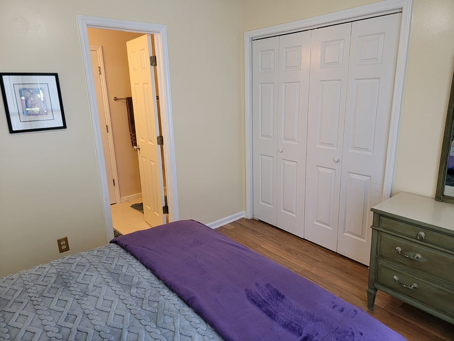 Queen Bedroom/Bathroom