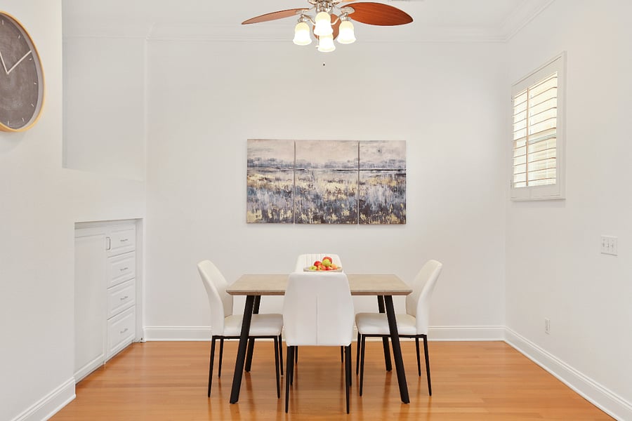 Dining room that comfortably seats 4 adults.