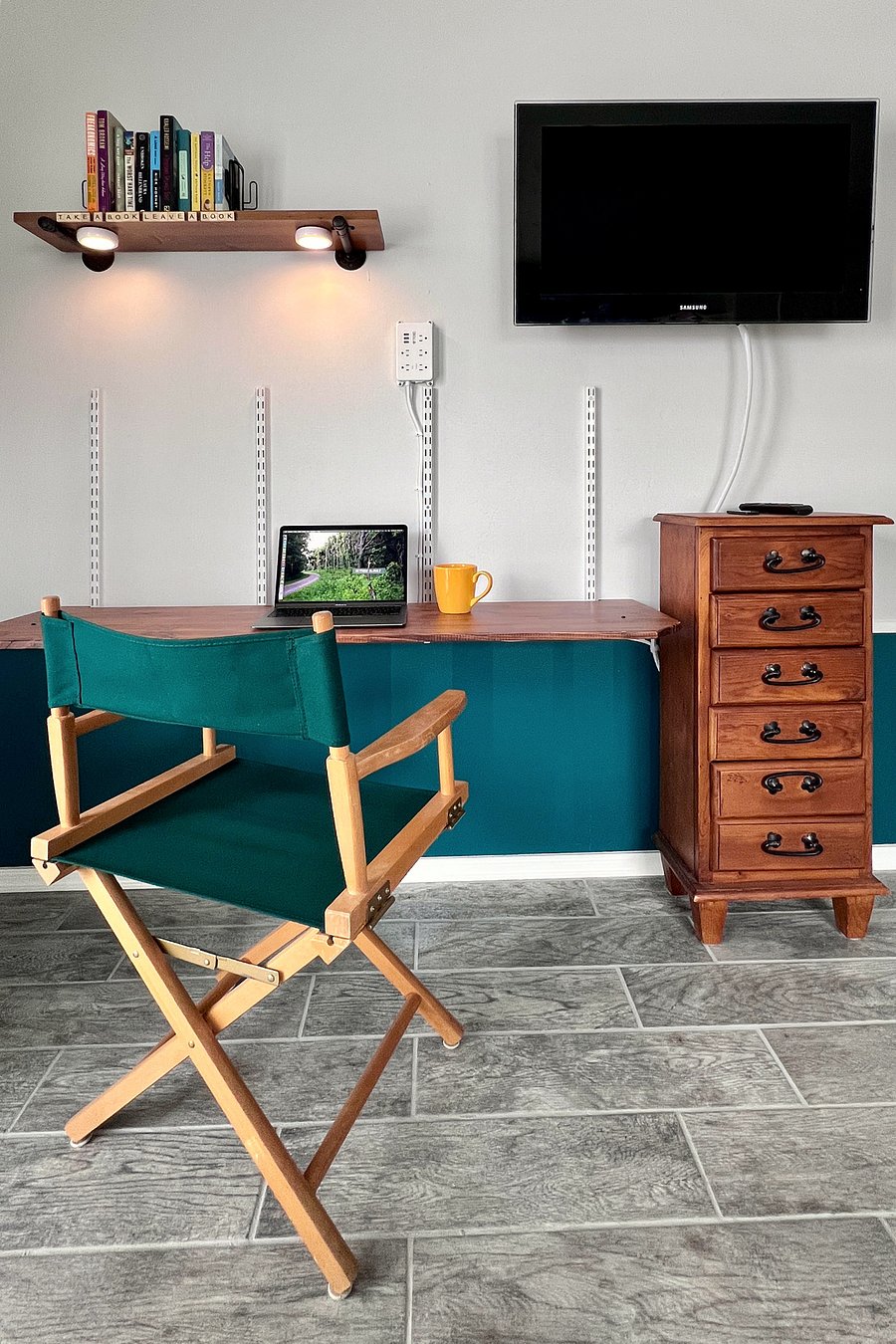 Adjustable desk bar can be easily reset to comfortably accommodate sitting or standing.