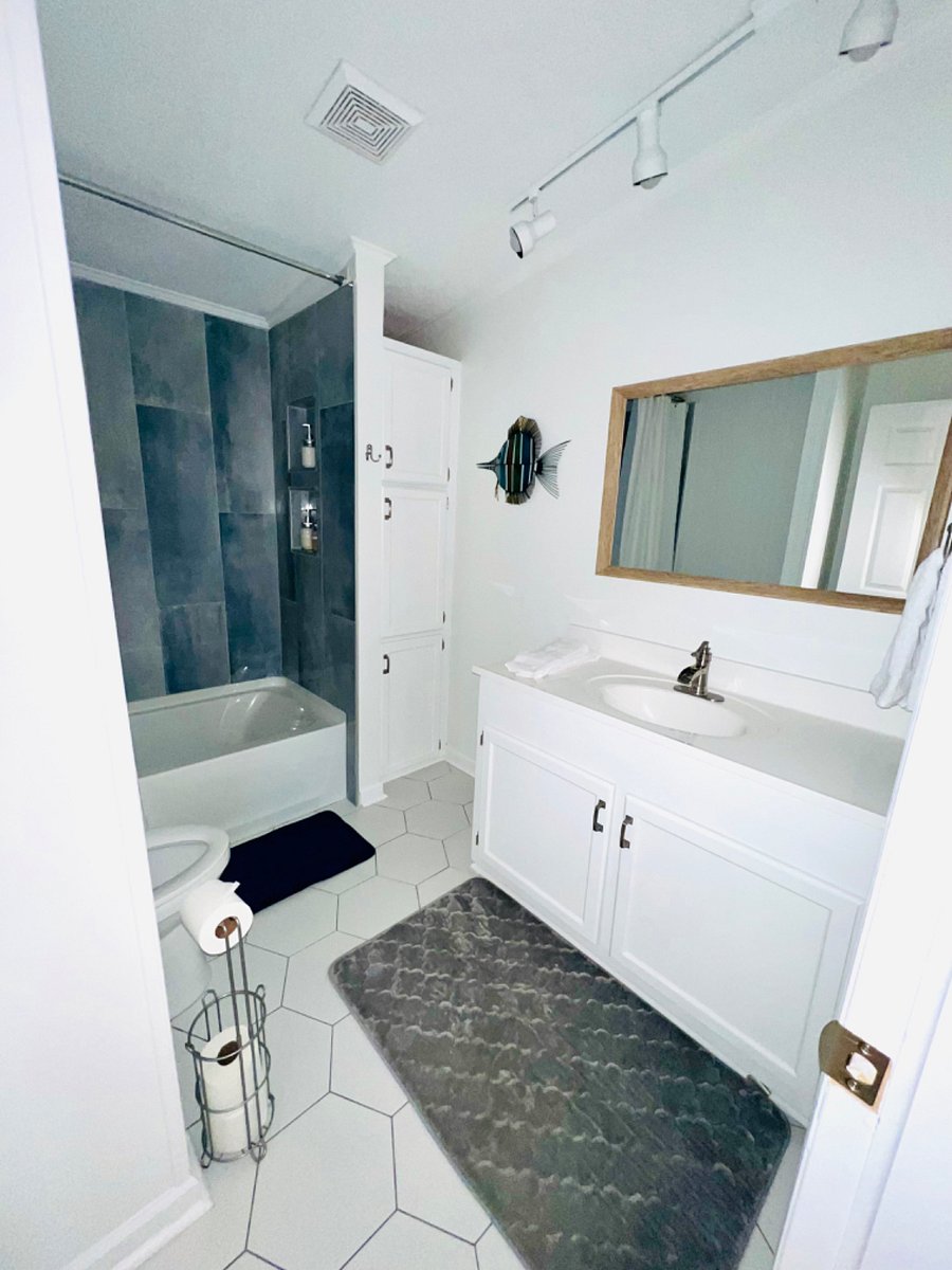 Shared full bath off the hallway for the Coastal and Piedmont Room.