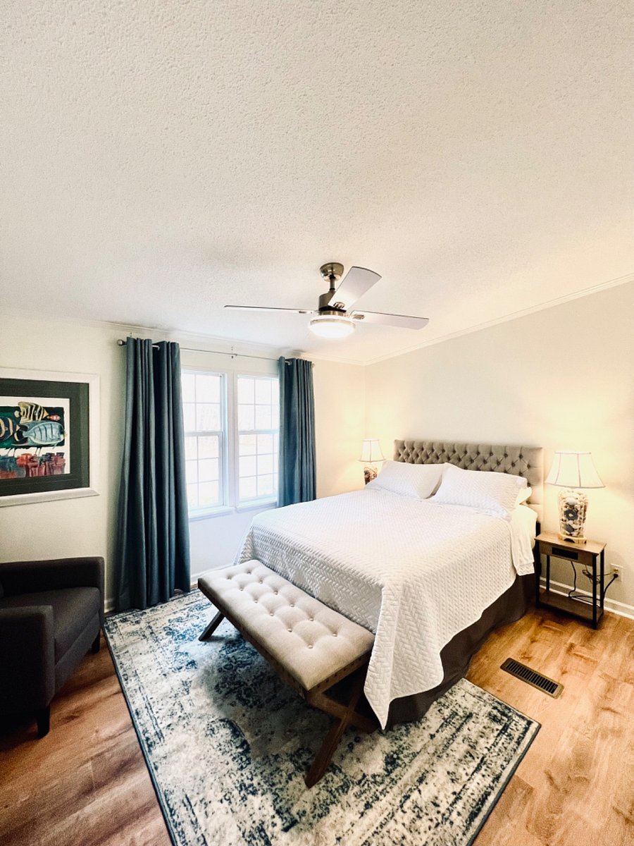 Rest in the Coastal Room - Queen Bed.