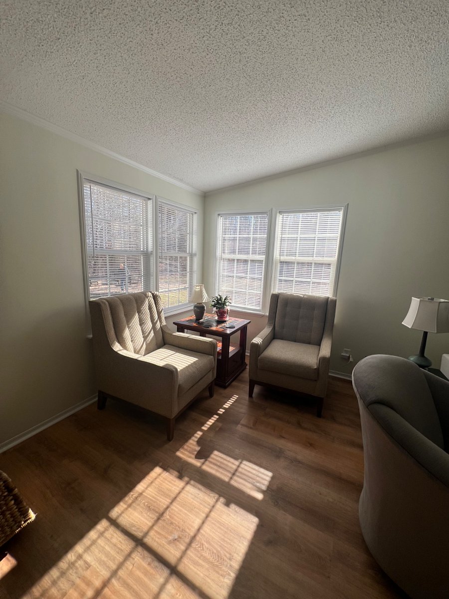 Catch up on your favorite book or engage in great conversation in the reading nook.