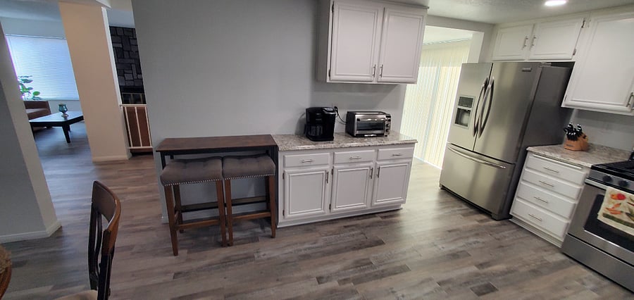 Breakfast bar & barstools