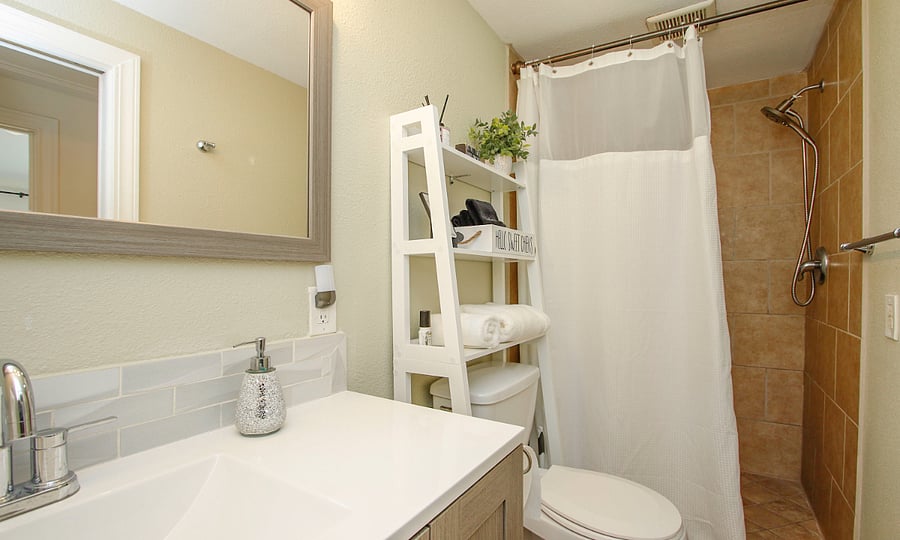 Full guest bathroom off of hallway.
Walk-in shower