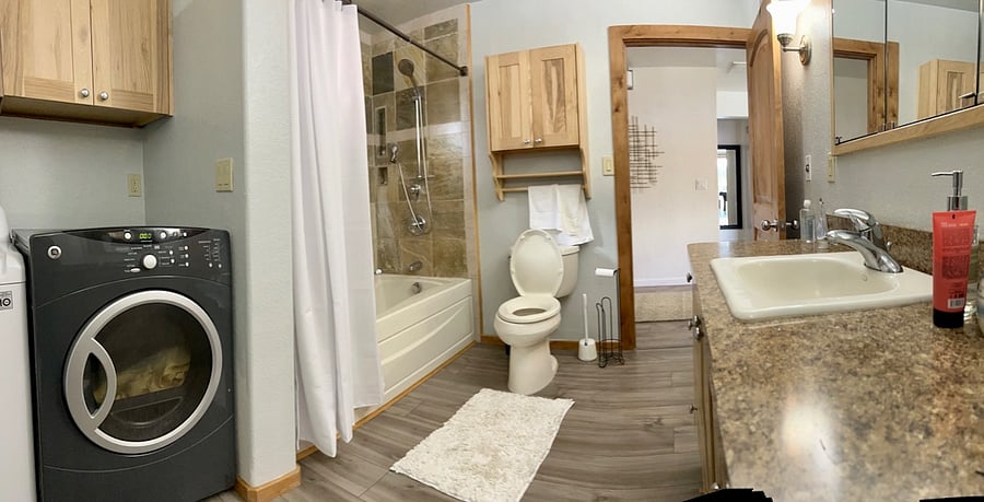 Full Bathroom 2