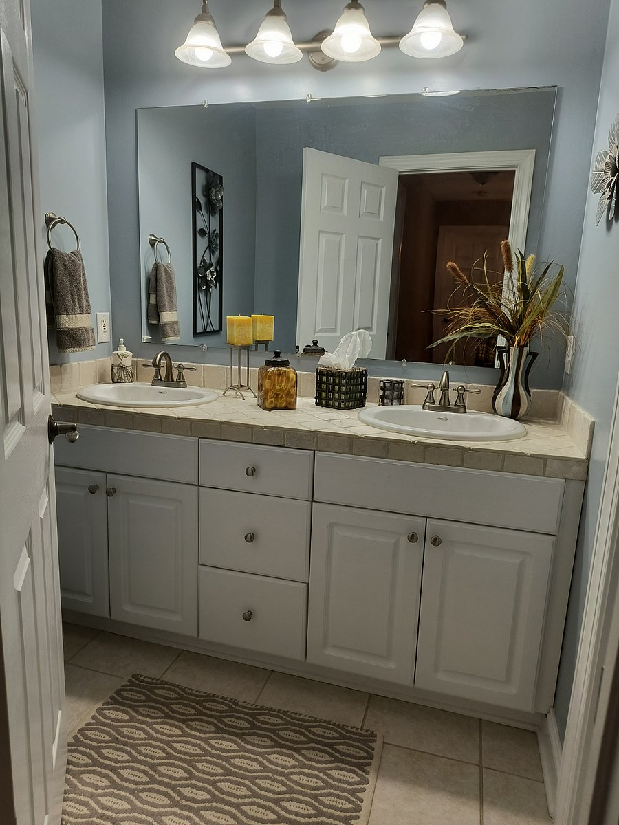 Upstairs Full Bathroom