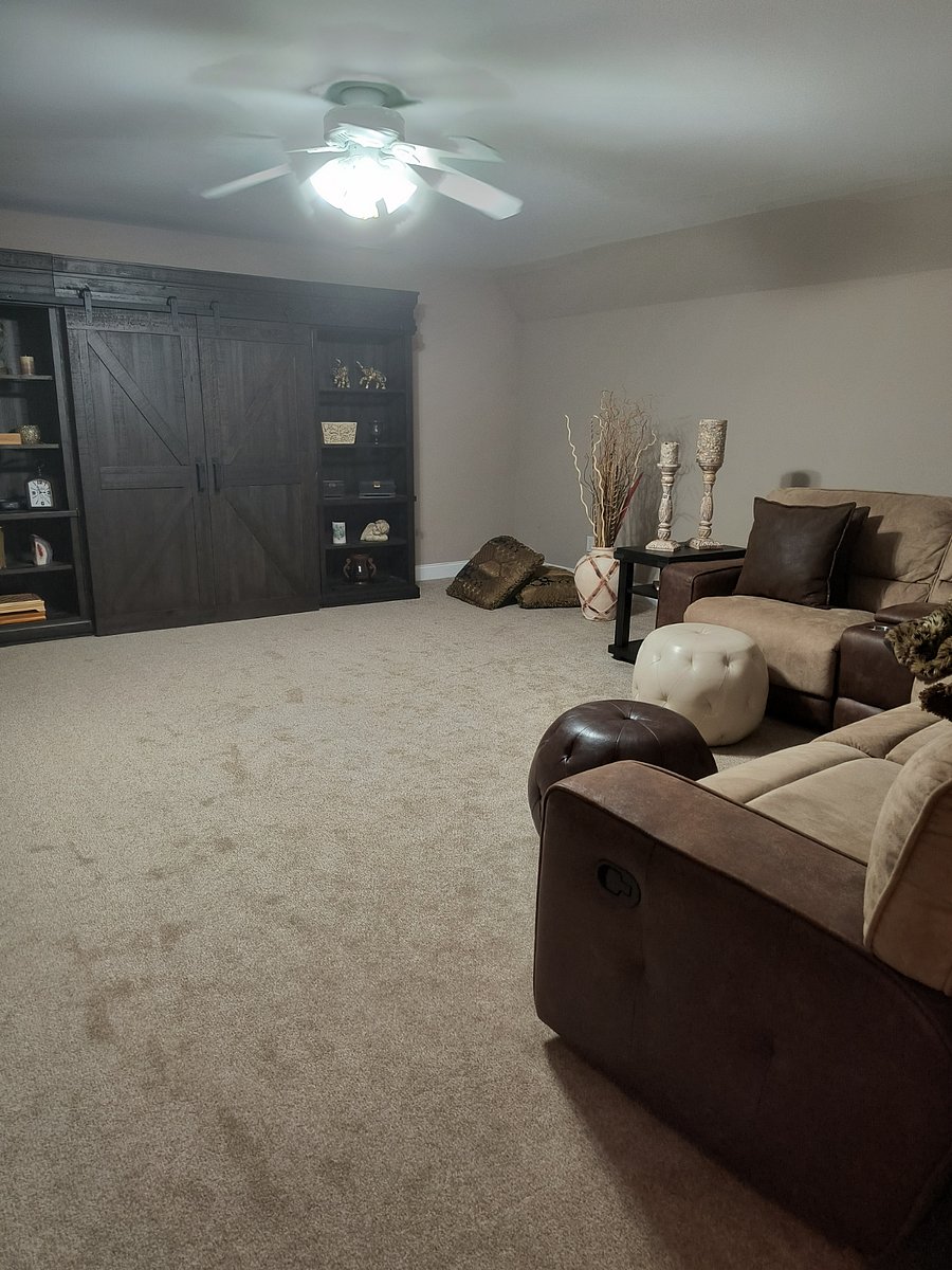 Upstairs Bonus Room 3 recliners.. With Big Screen TV..netflix