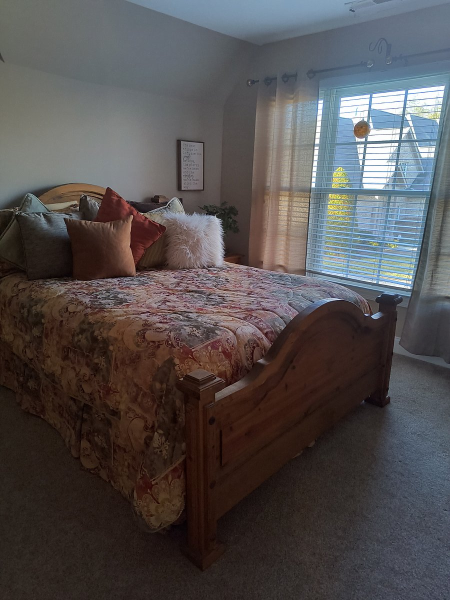 Upstairs Bedroom 1 with TV..Netflix..and large closet..your choice between bedroom 1 or 2