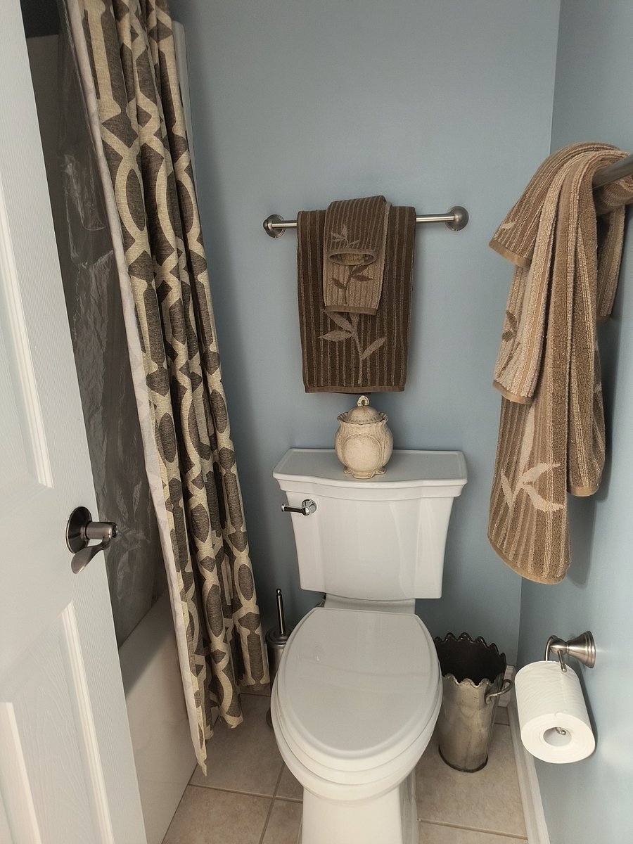 Upstairs Full Bathroom