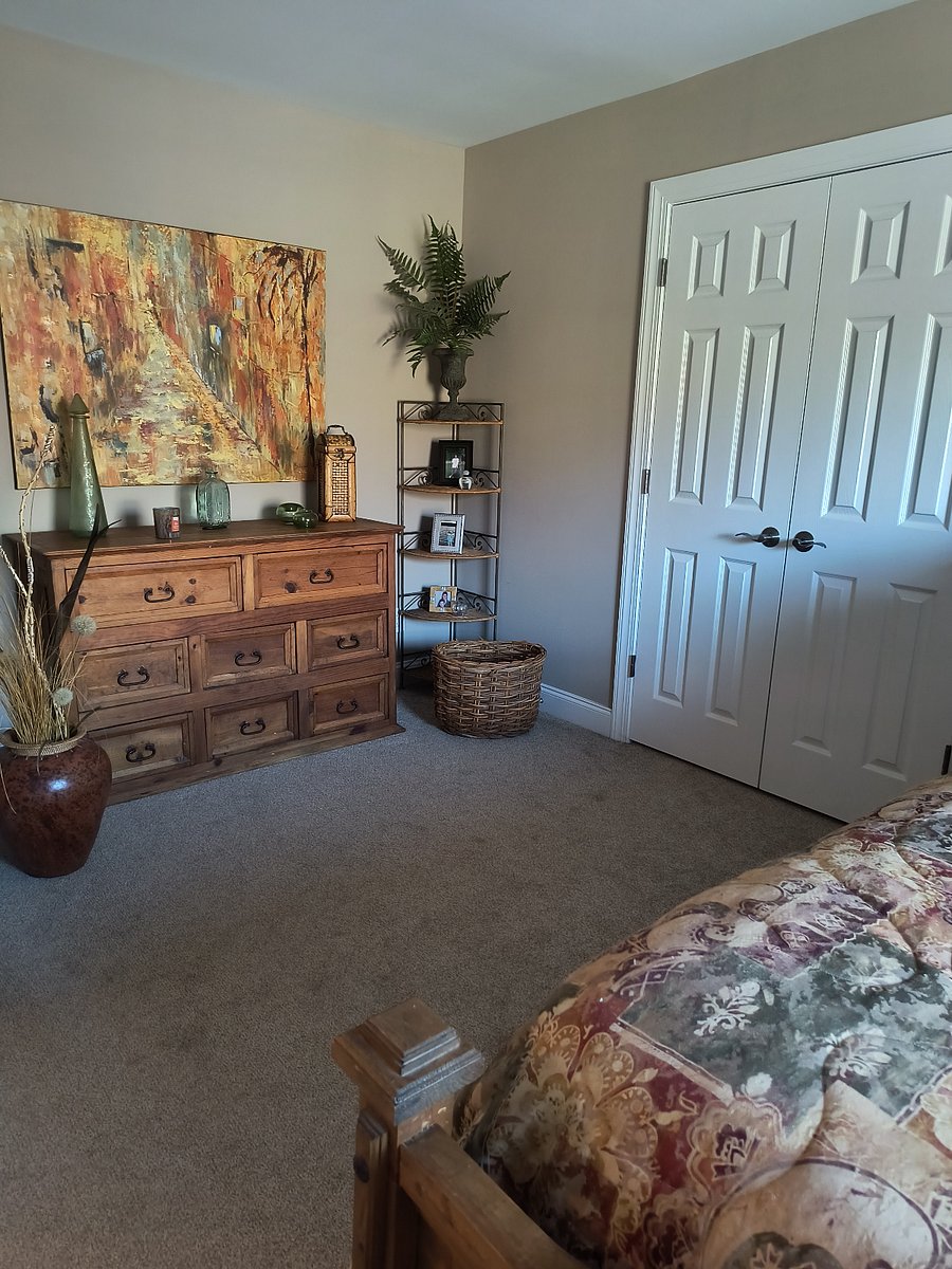 Upstairs Bedroom 1 with TV..netflix and large closet..your choice between bedroom 1 or 2