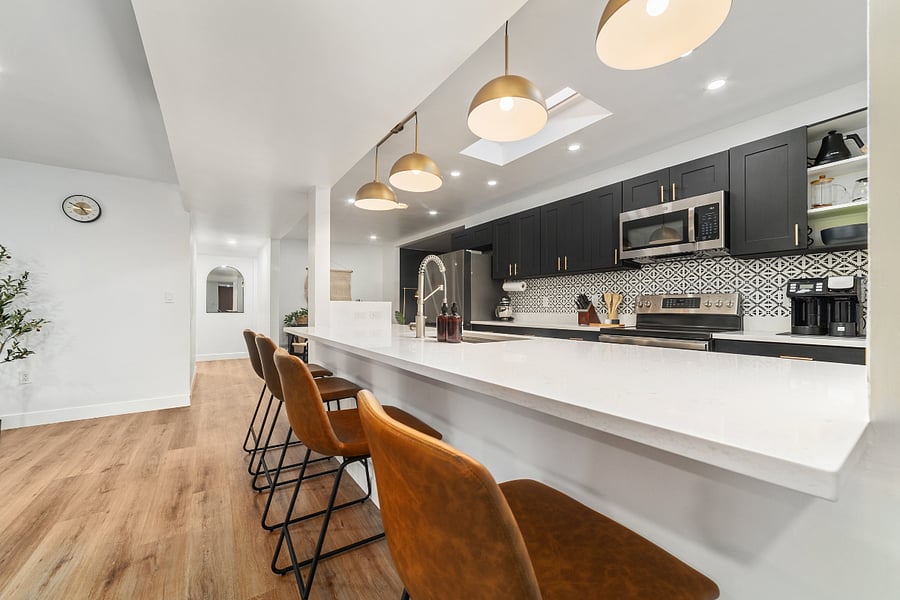 Kitchen island bar w/ bar stools