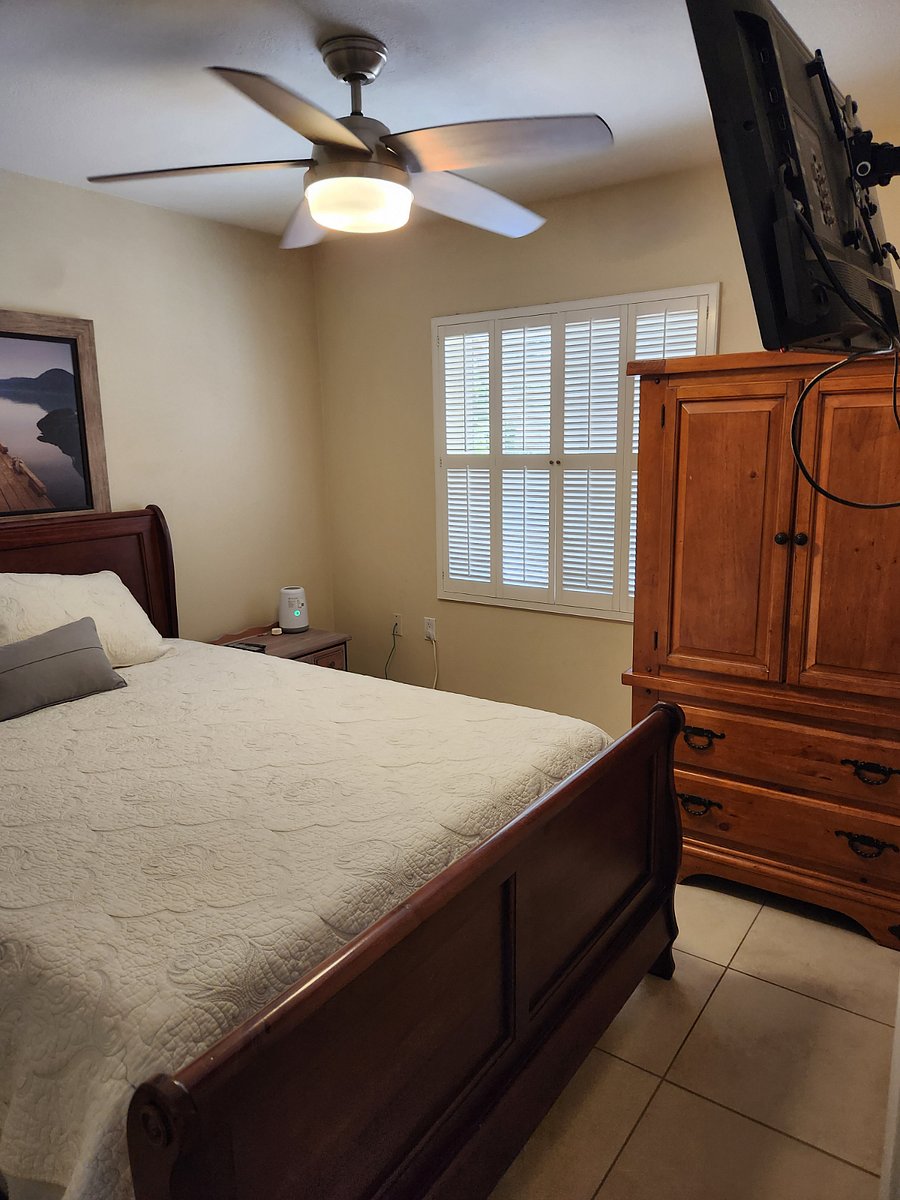 Main Bedroom queen bed.