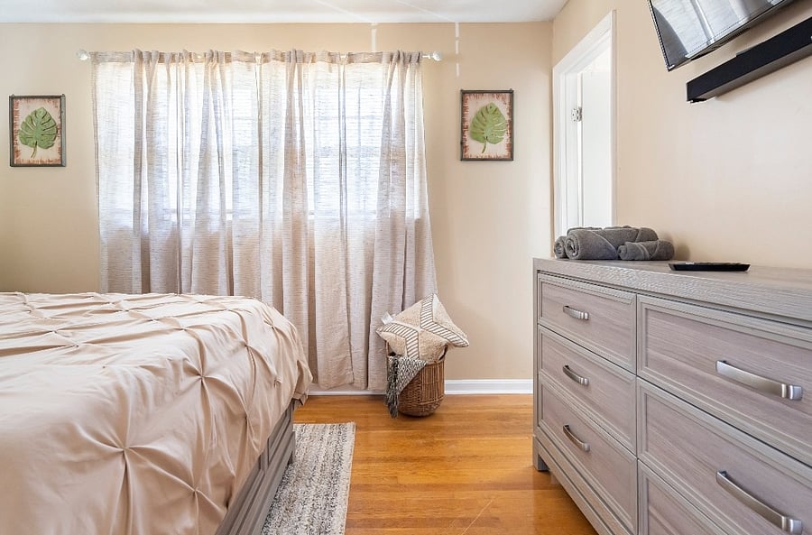Master bedroom-Queen bed
