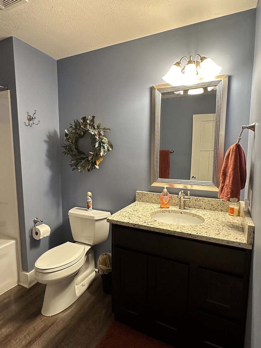 Full guest bathroom, upstairs.