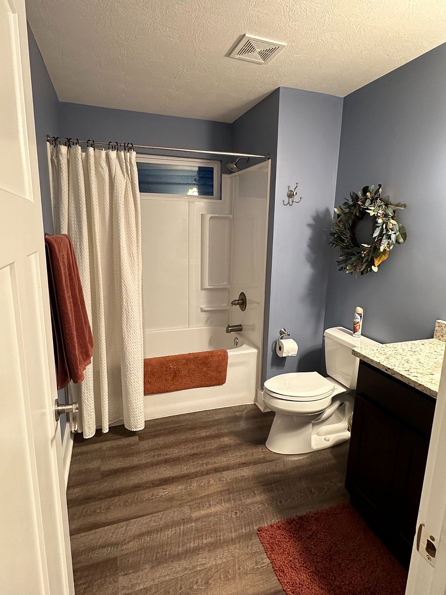 Full guest bathroom, upstairs.