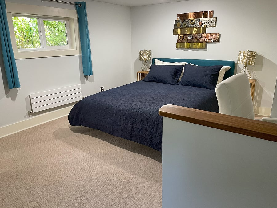Queen bed.