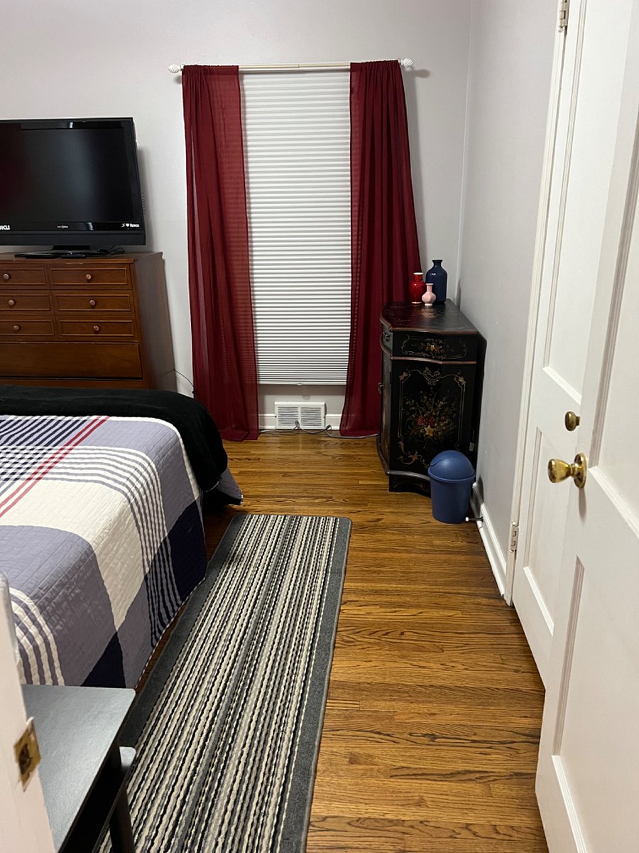Front bedroom, queen bed, smart tv