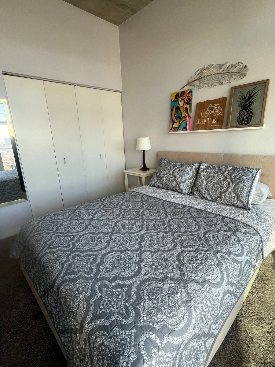 Bedroom 1 - Queen Bed