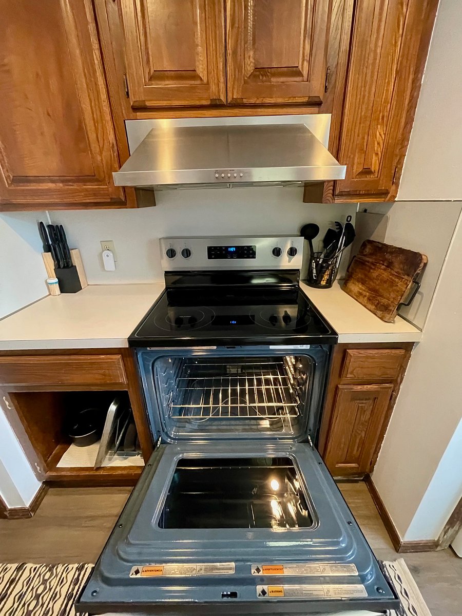 Full size, self-cleaning, 4 burner range.