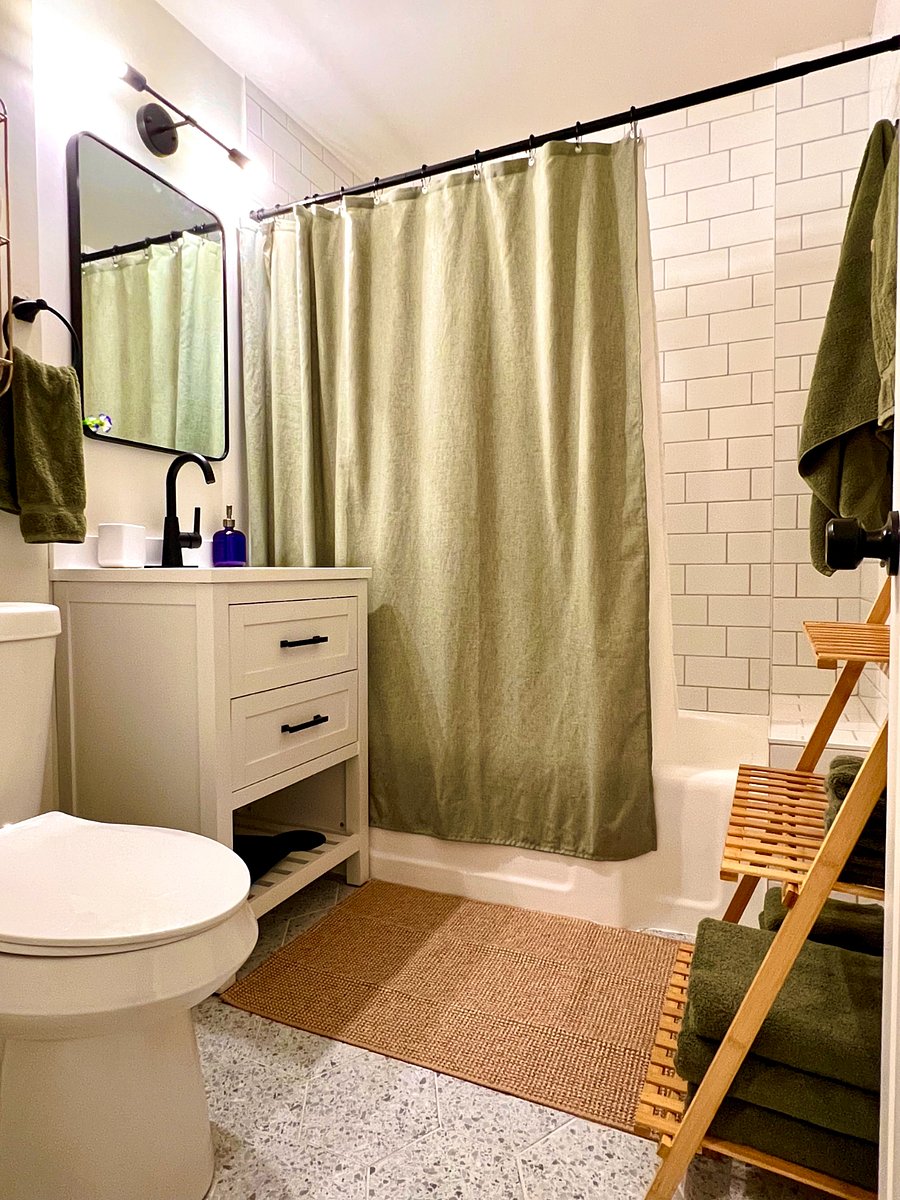Full bathroom. New tile and re-glazed tub.