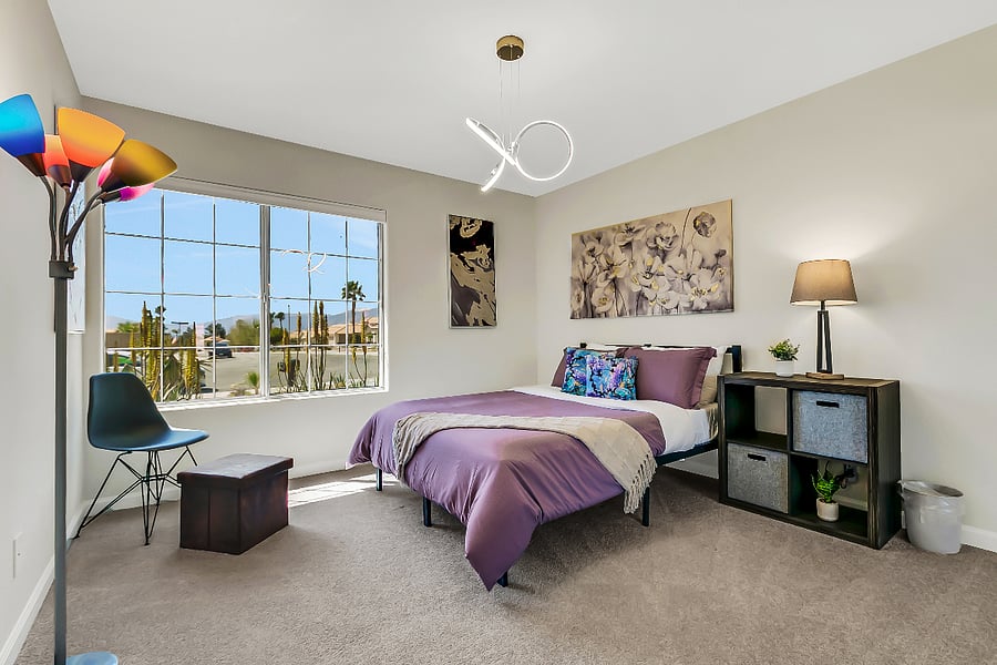 Large guest room with big window (full size) (second bedroom)