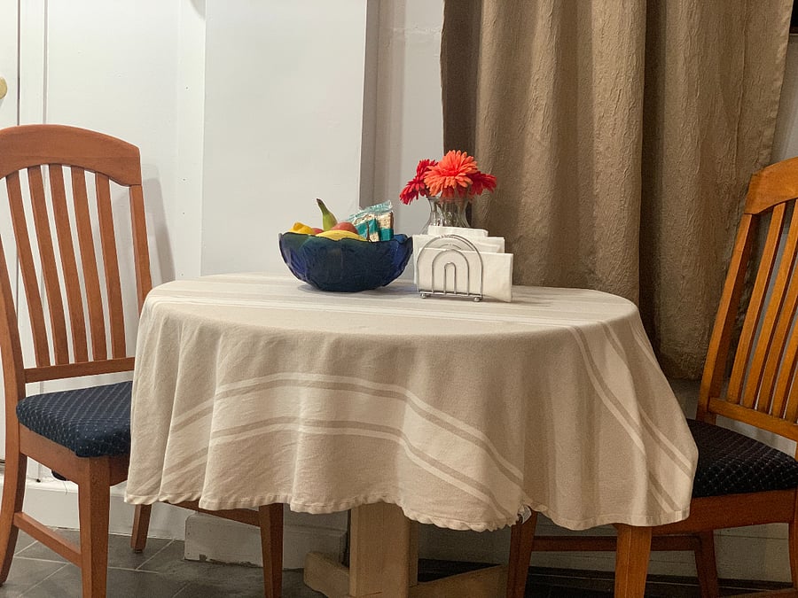 Great space for indoor eating. Table, expanse and contracts depending on the size you need very convenient.