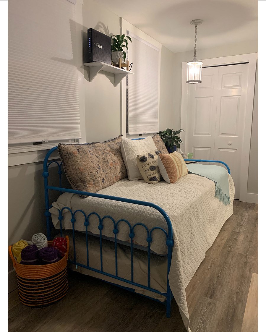 Room for guest or lounging adn reading a book! 