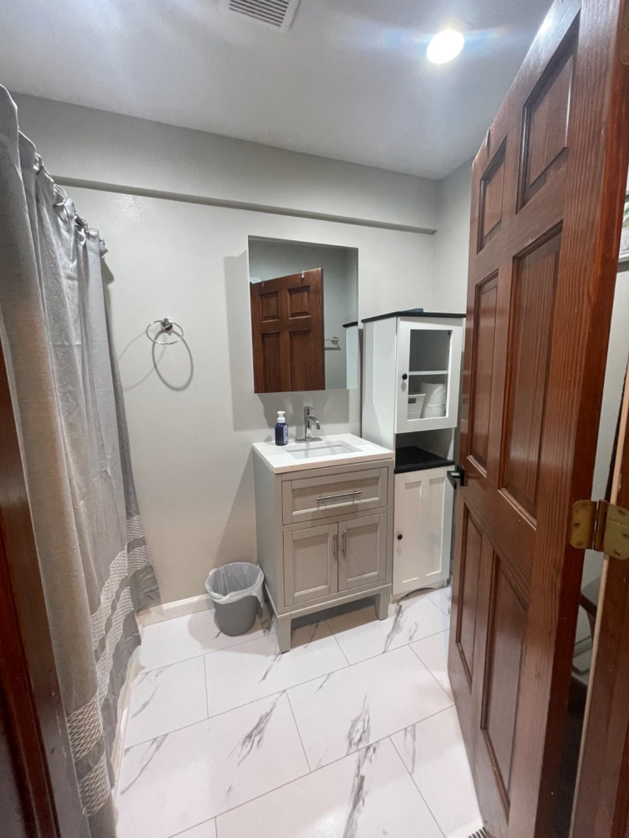 Bathroom 1 with tub