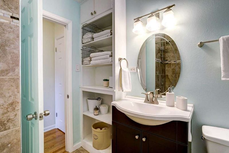 Bathroom with bathtub/shower on the main floor