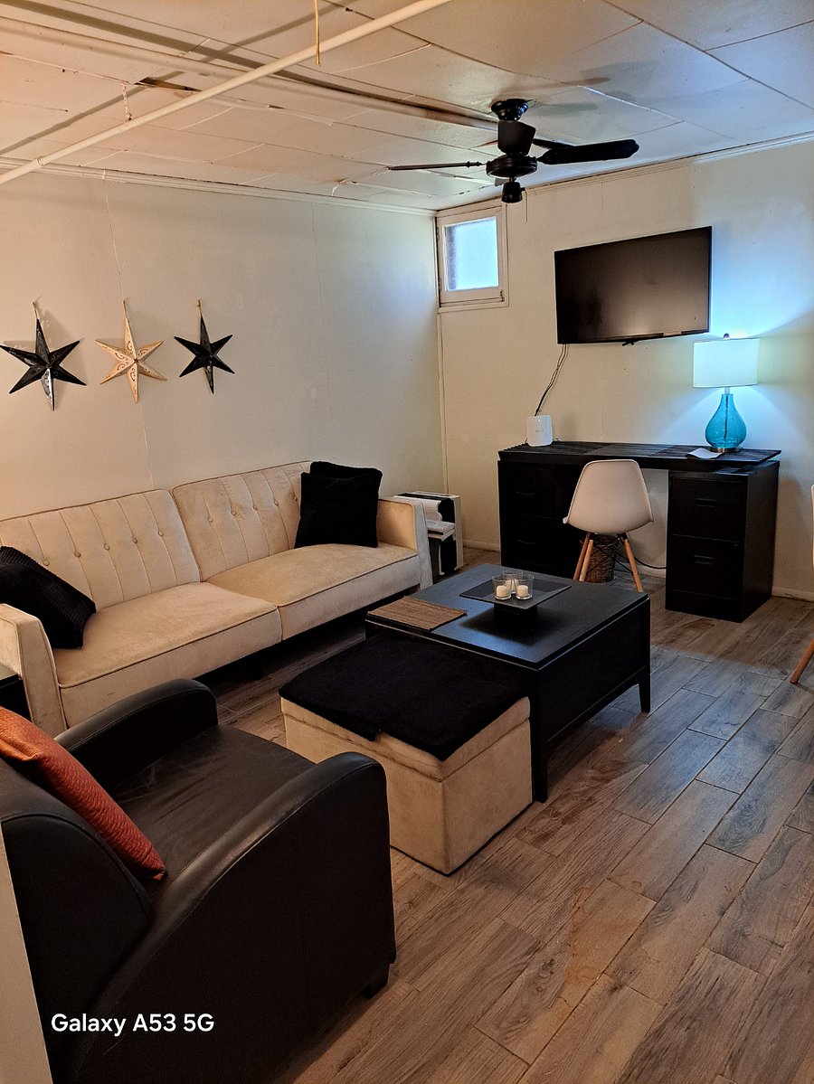 Private Sitting Room (40" TV, Desk, Kitchen table, Microwave). Full Size Fridge & Microwave in Hallway- steps from bedroom.